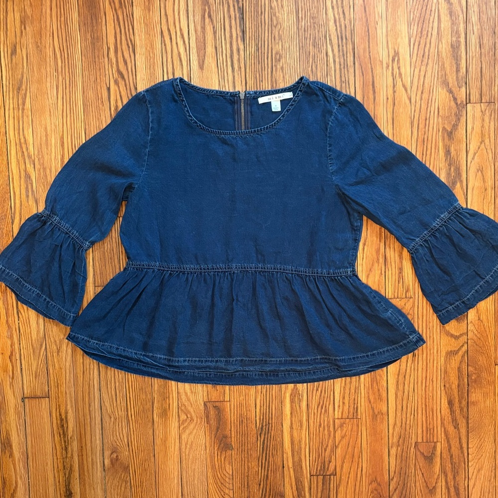 Miami ruffled quarter sleeved blue chambray blouse size small